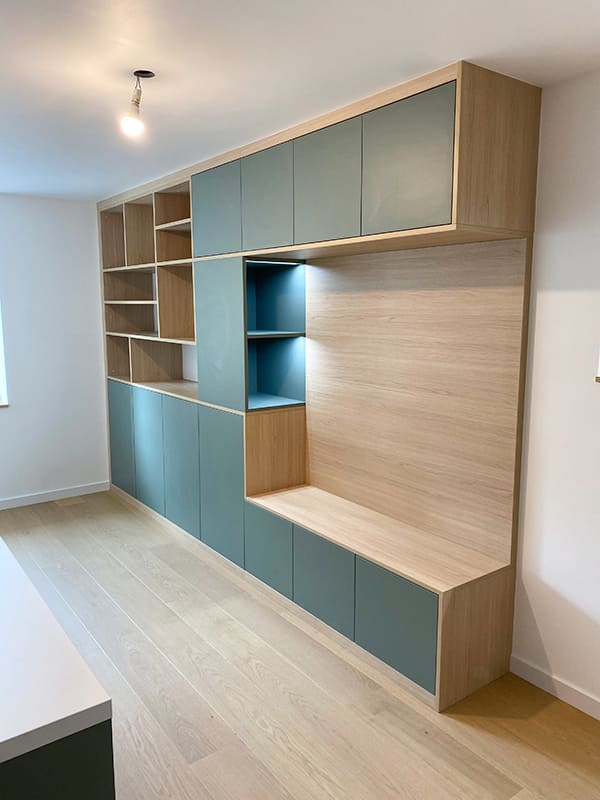 Bibliothèque de bureau avec assise