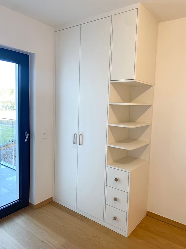 Meuble de rangement avec étagères cintrées