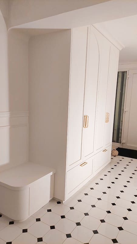 Meuble d'entrée avec façades massives laquées et assise cintrée