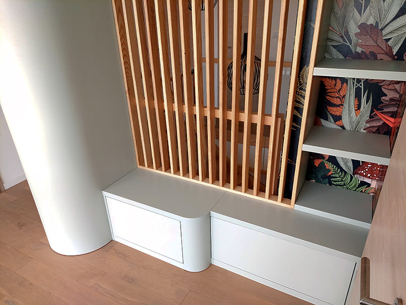 Meuble assise avec habillage du tubage de cheminée