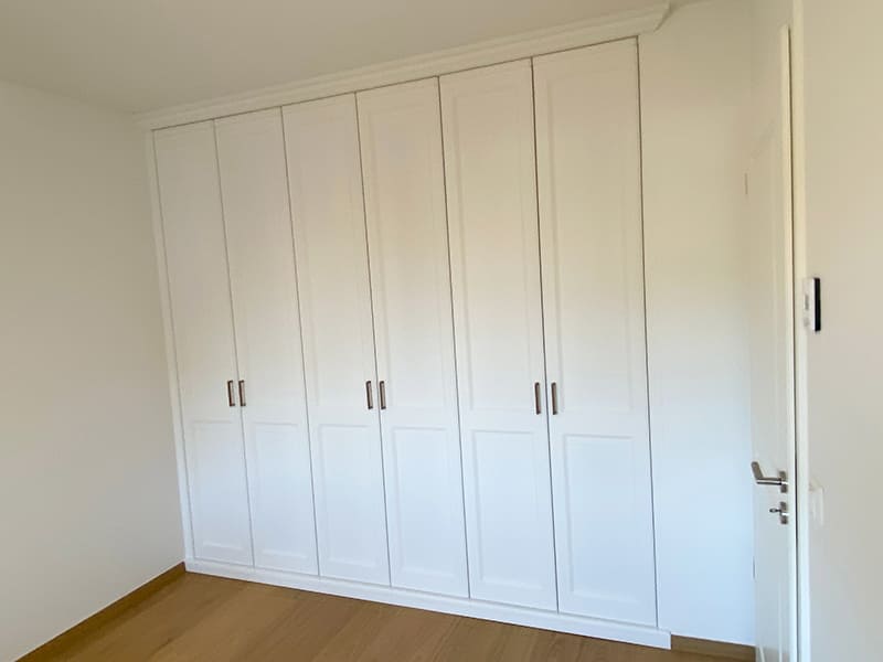 Dressing laqué avec façades massives fermé