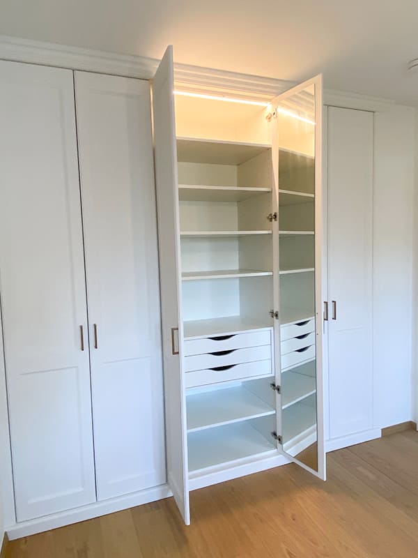 Dressing laqué avec façades massives ouvert