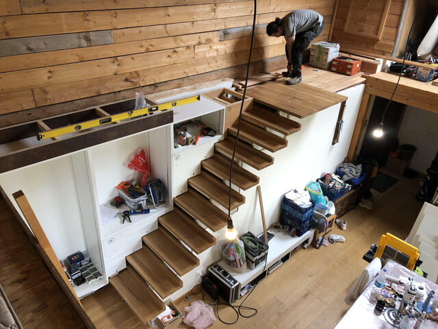 Escalier en chêne et mobilier avancé