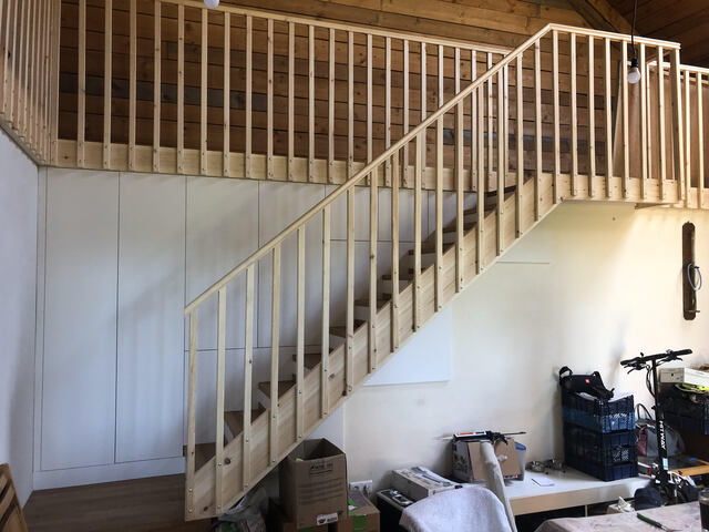 Escalier en chêne et mobilier avancé