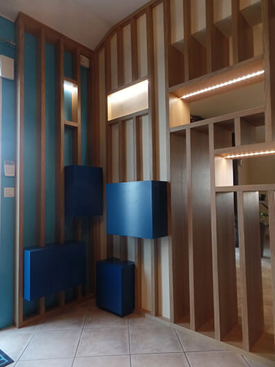 Cloison décorative avec étagère illuminé et rangement à chaussures