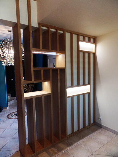 Cloison décorative avec étagère illuminé et rangement à chaussures