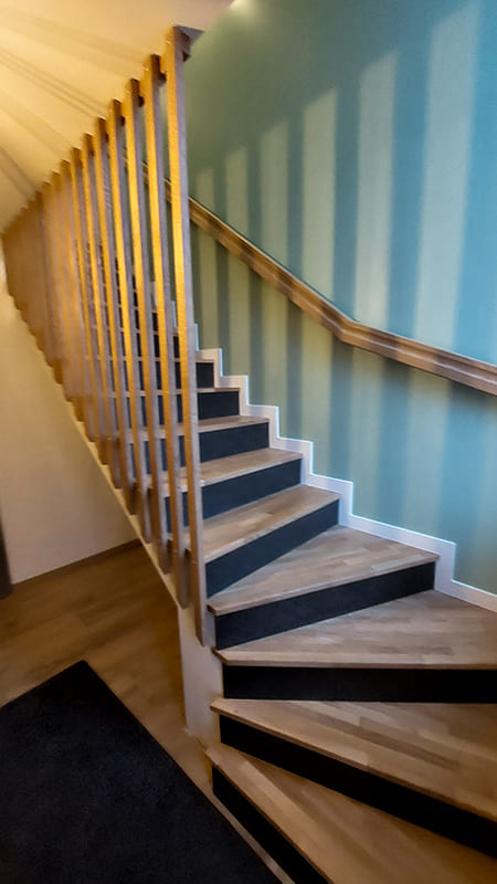 Escalier avec un garde corps