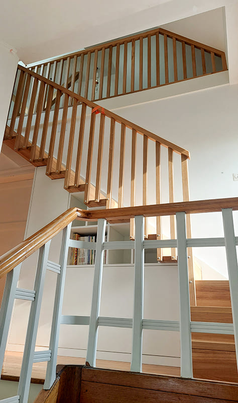 Escalier avec un mobilier encastré
