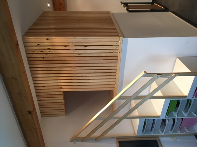 Cabane d'enfant avec l'escalier
