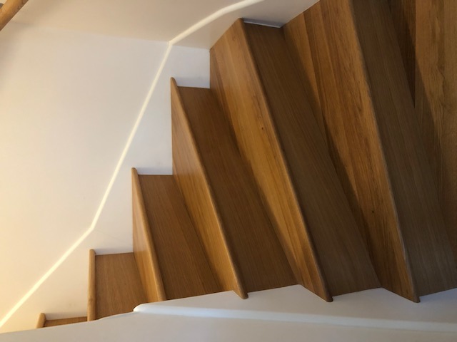 Habillage en bois d'un escalier en béton