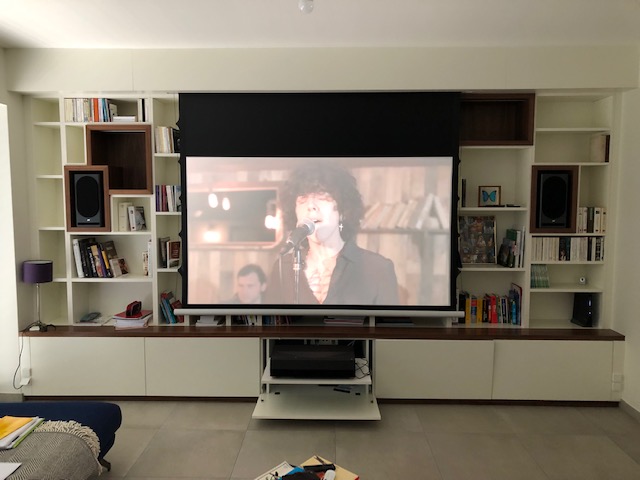 Meuble bibliothèque et vidéo projecteur