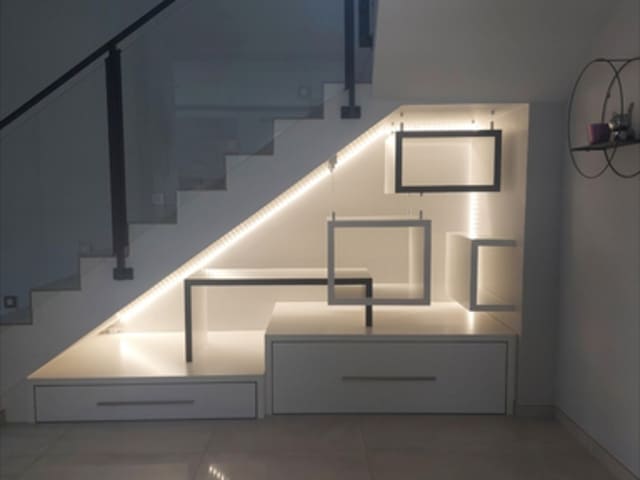 Meuble décoratif sous escalier