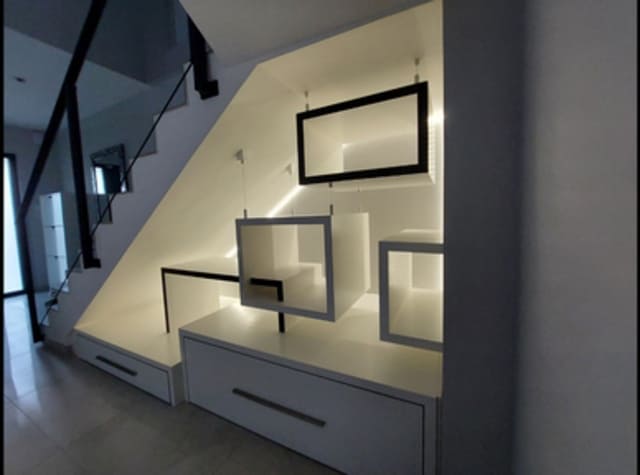 Meuble décoratif sous escalier