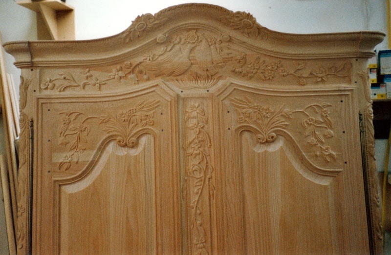 Armoire sculptée