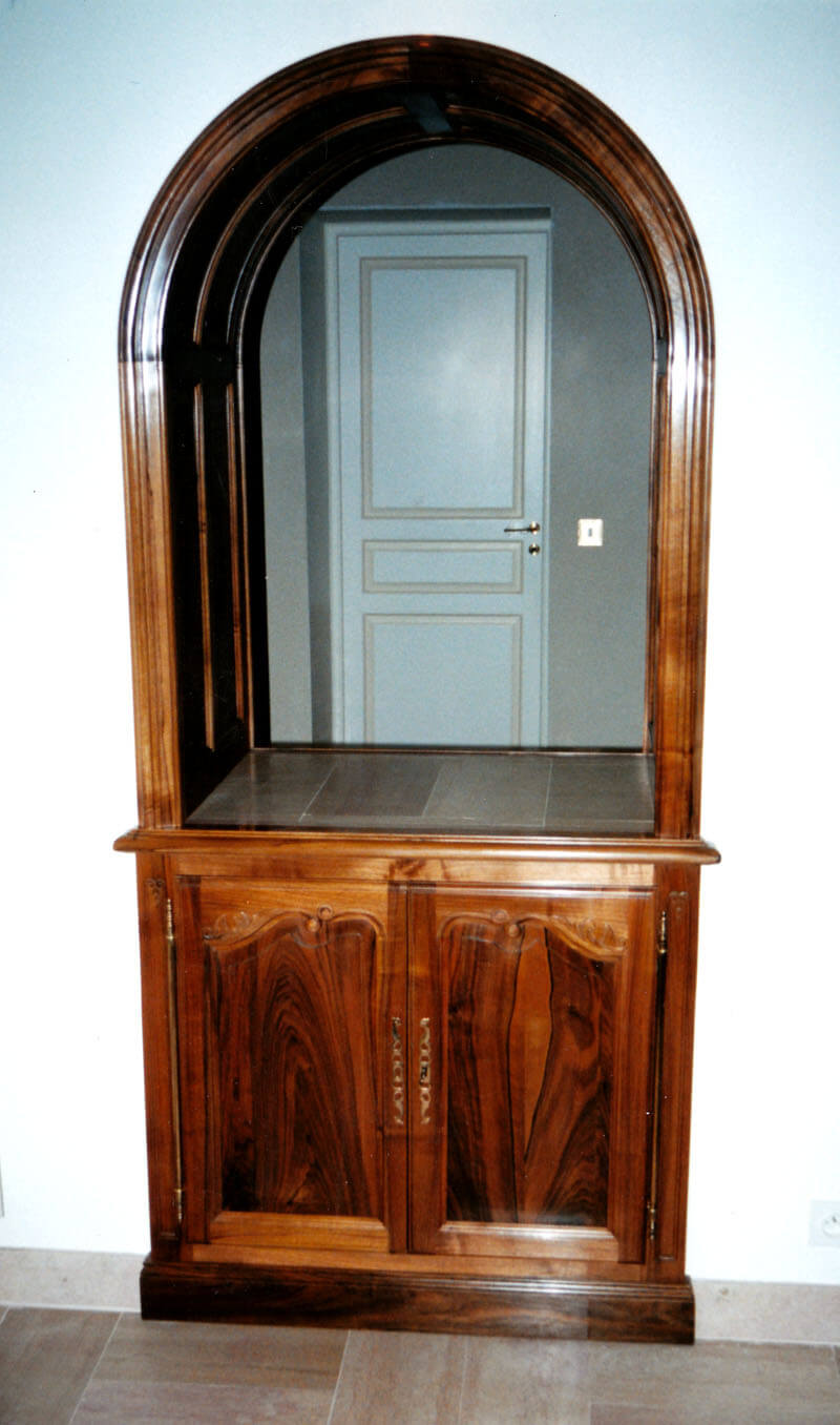 Meuble enchâssé en noyer